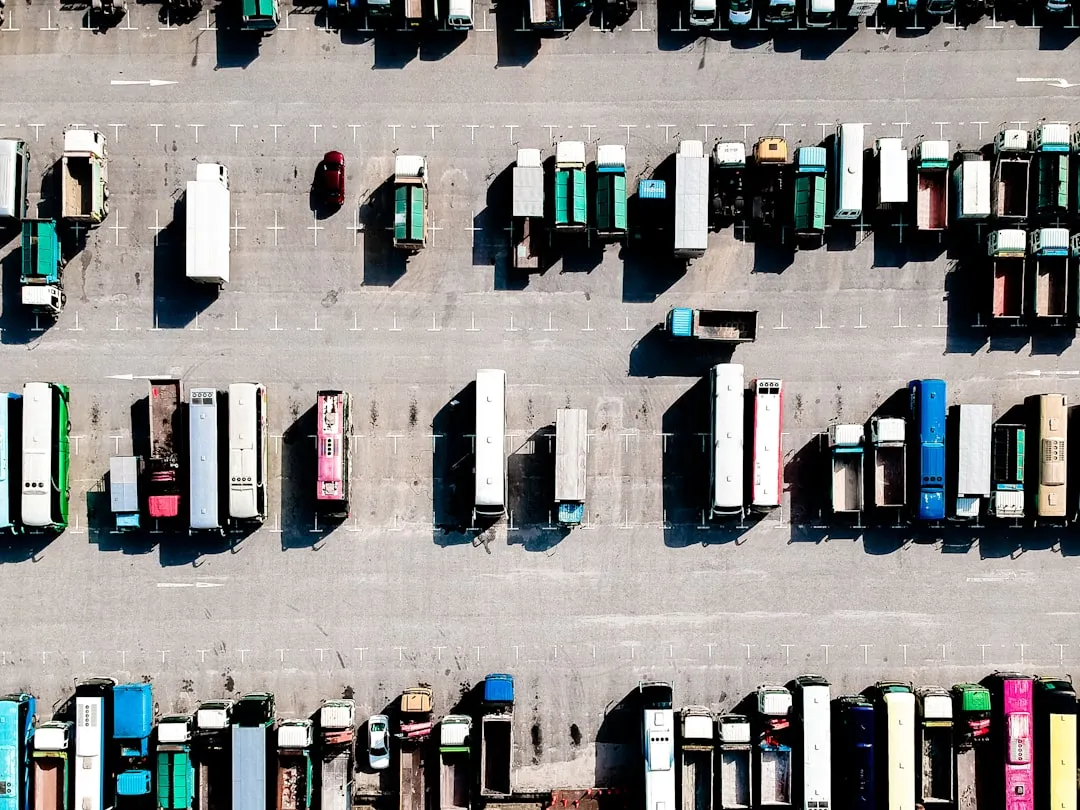 Eingerahmtes Bild wird für den Transport verpackt